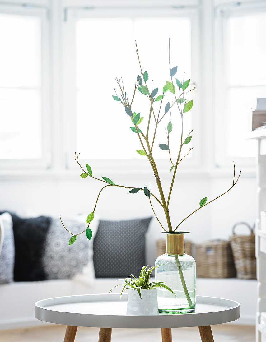 Blätter aus grünem Papier am Zweig in einer Vase