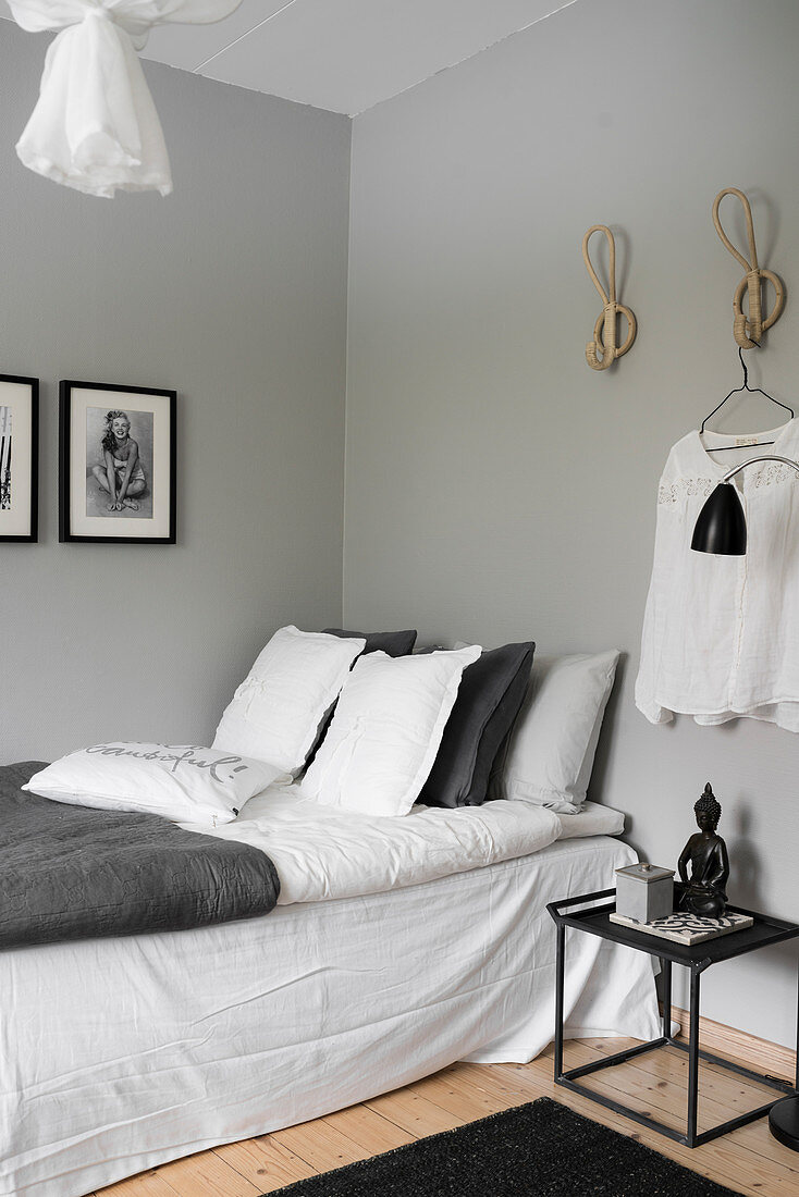Schlafzimmer mit klarer Linie und Farbkonzept in Schwarz-Weiß