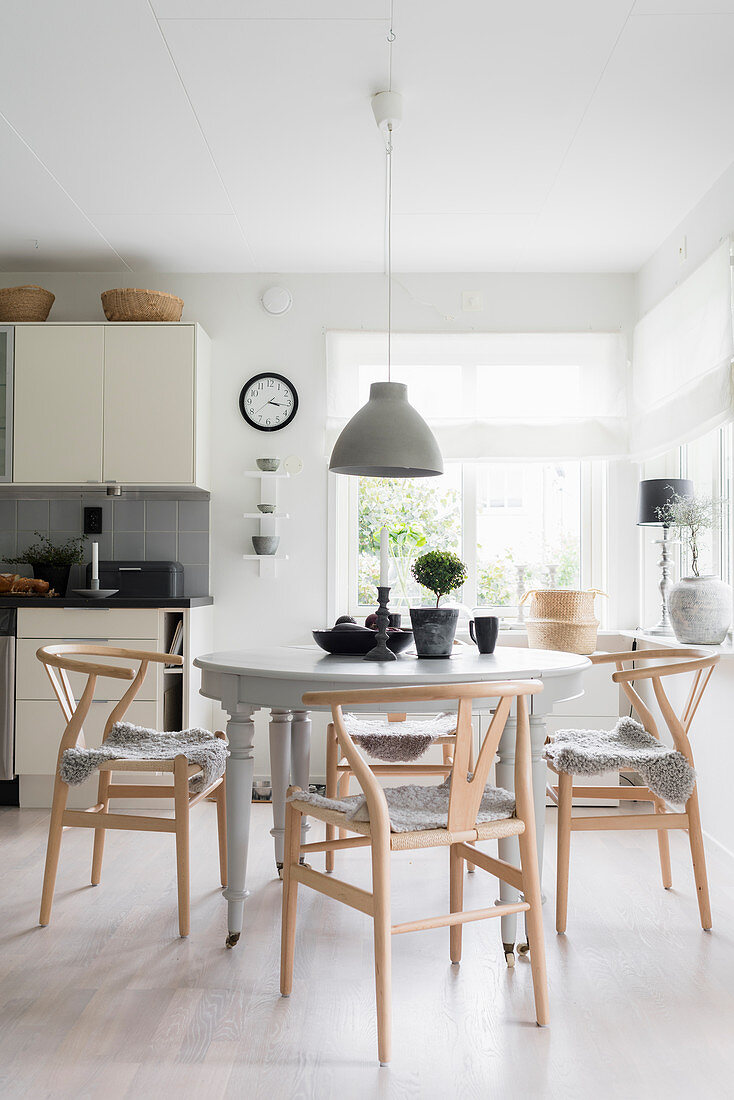 Designerstühle mit Fell am klassischen Tisch in der Küche