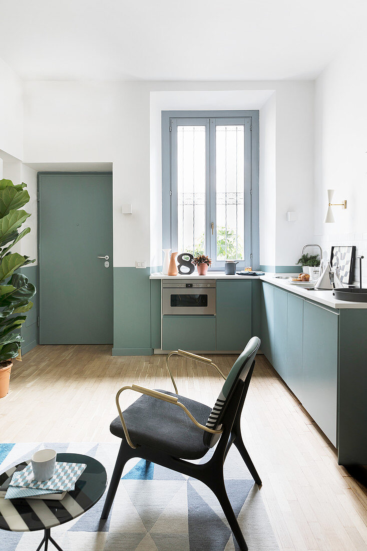 Eingang, Küche und Wohnzimmer im modernen Apartment in Blautönen
