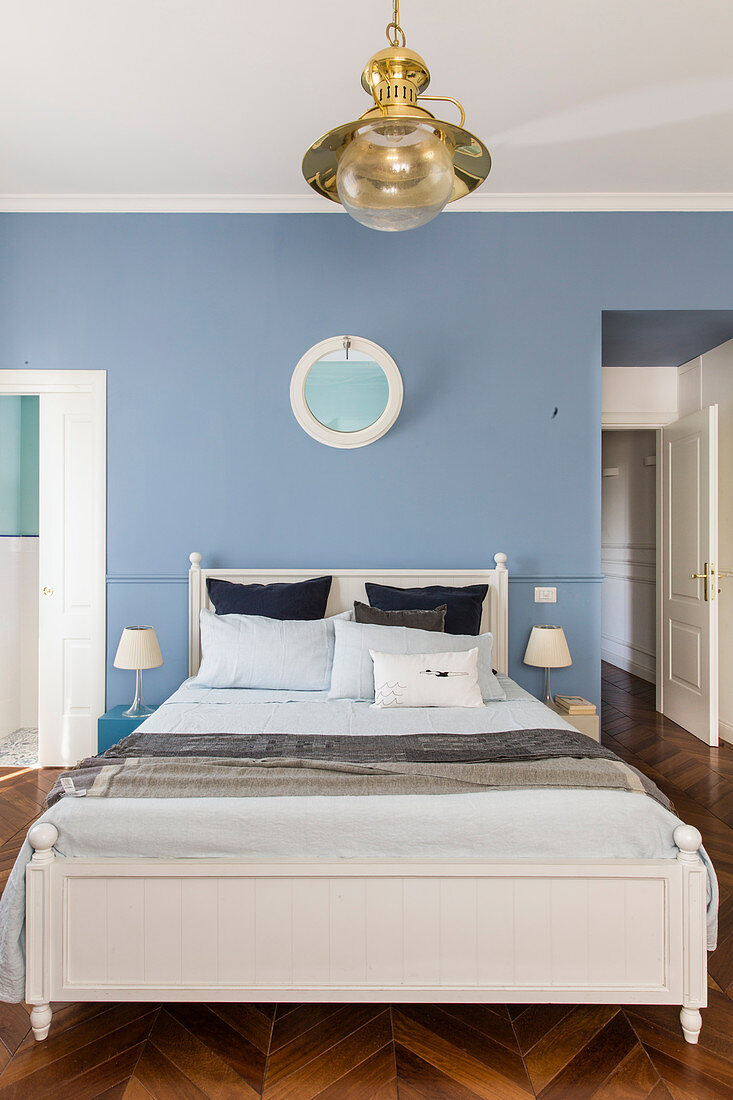 Hellblaue Wand im Schlafzimmer mit Fischgrätparkett im Altbau