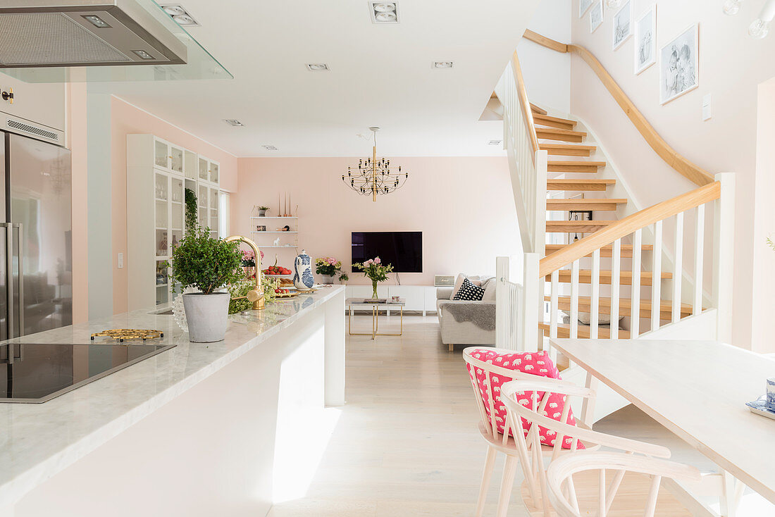 Kücheninsel, Essbereich, Treppe und Fernsehbereich in offenem Wohnraum