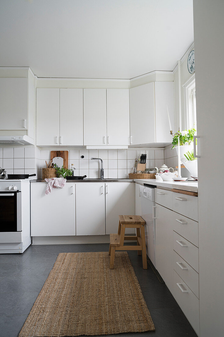 White L-shaped kitchen counter