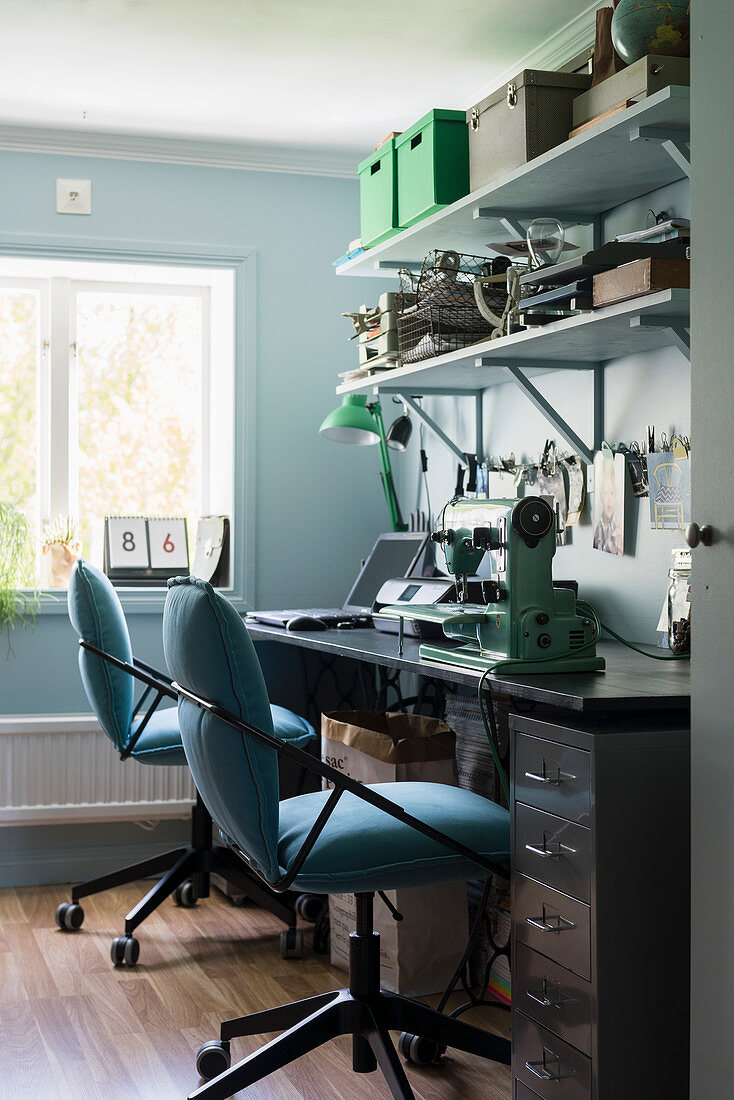 Schwarzer Hobby- und Arbeitstisch mit zwei blauen Drehstühlen