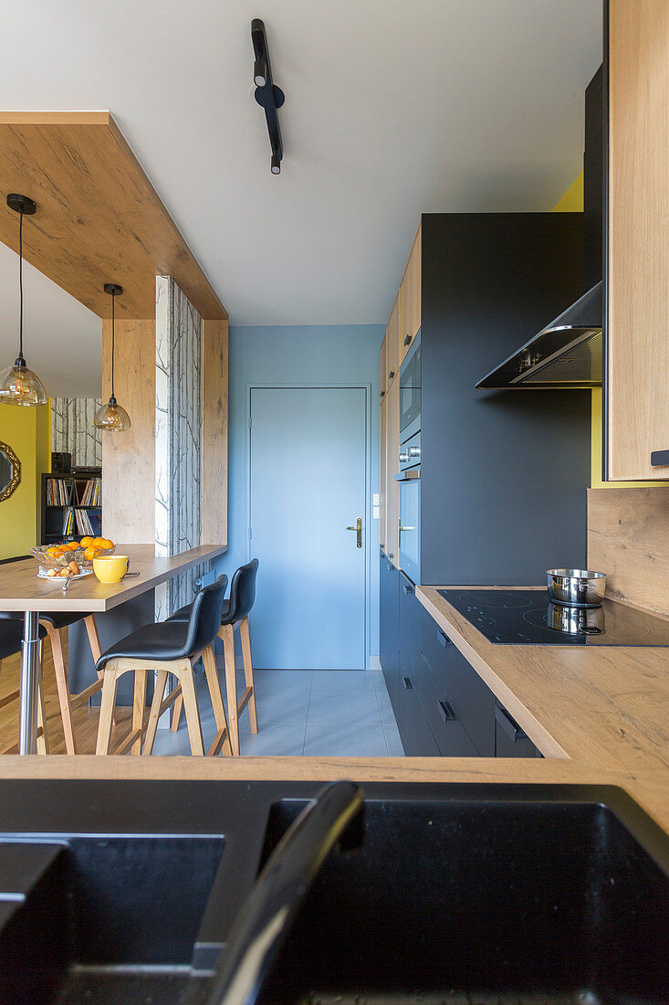 Moderne Wohnküche im natürlichen Look
