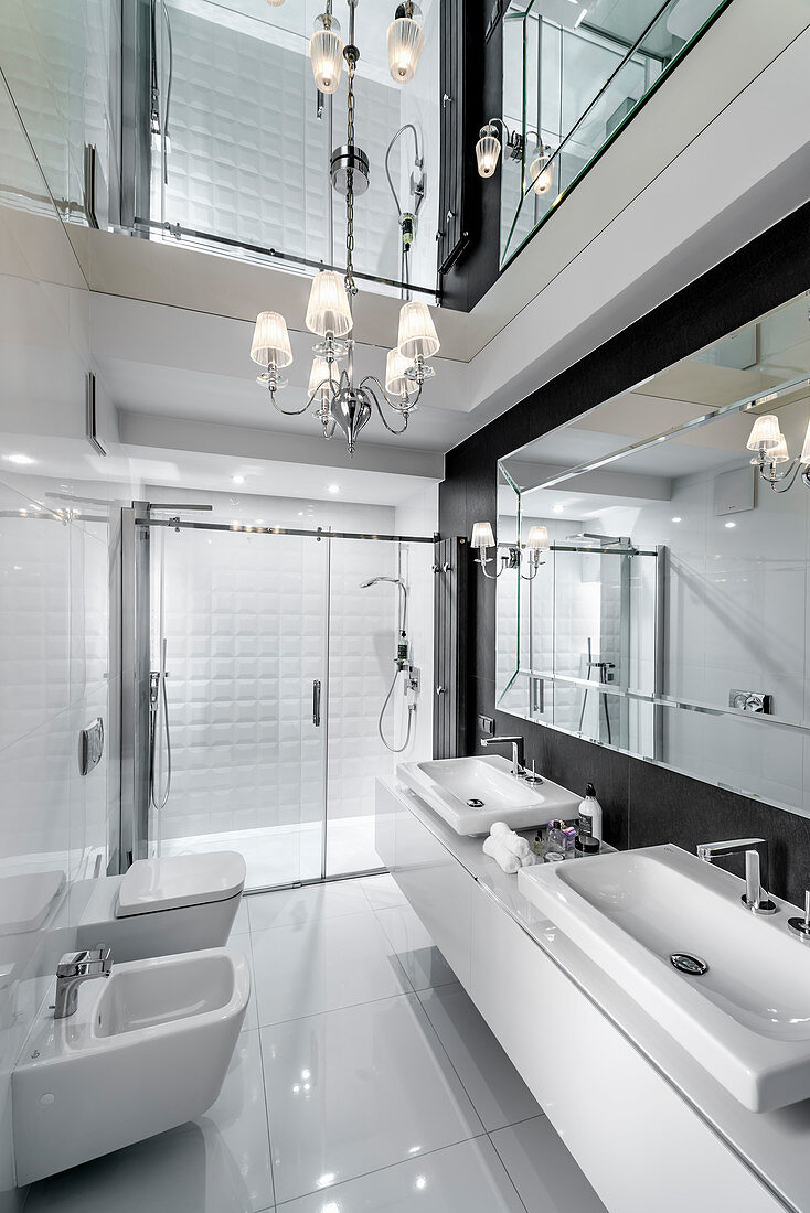 Luxurious bathroom with mirrored ceiling and glossy tiles