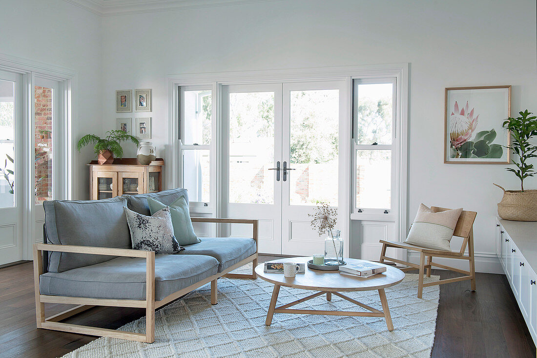 Sofa und Sessel aus hellem Holz im Wohnzimmer im Skandinavischen Stil