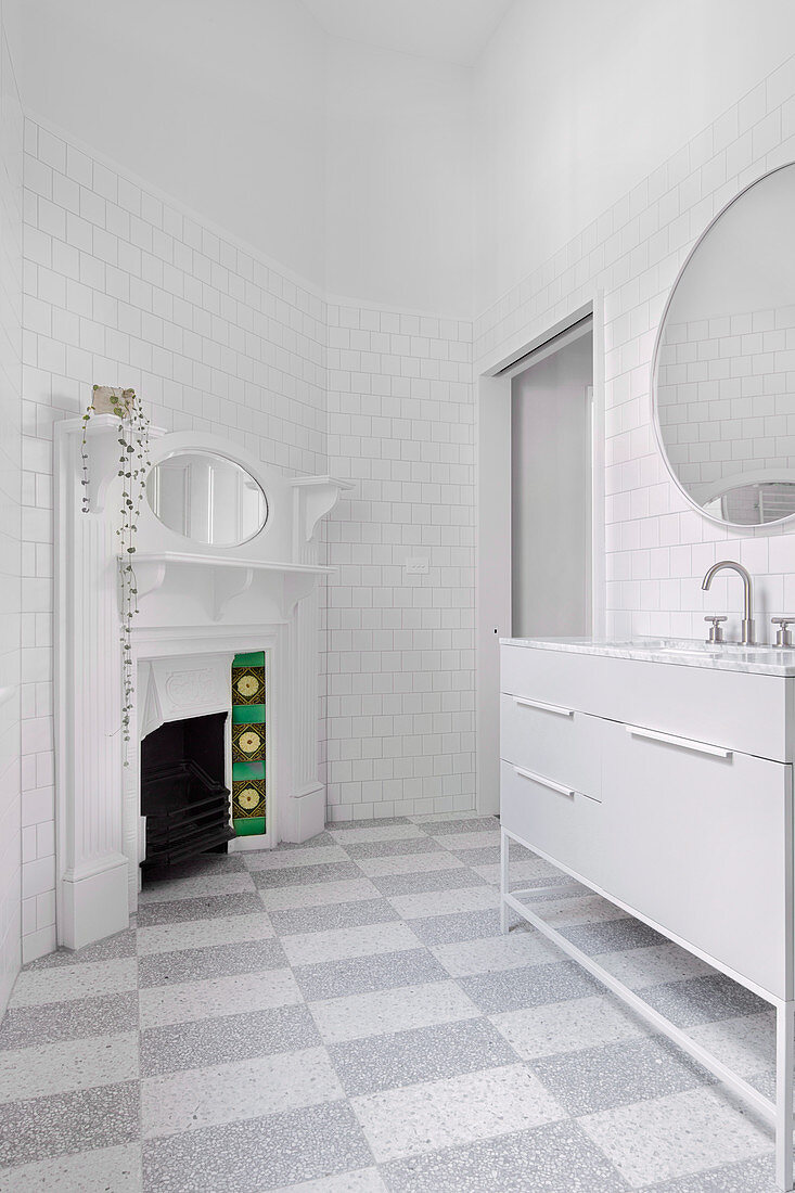 Badezimmer in Weiß mit offenem Kamin und Schachbrettboden