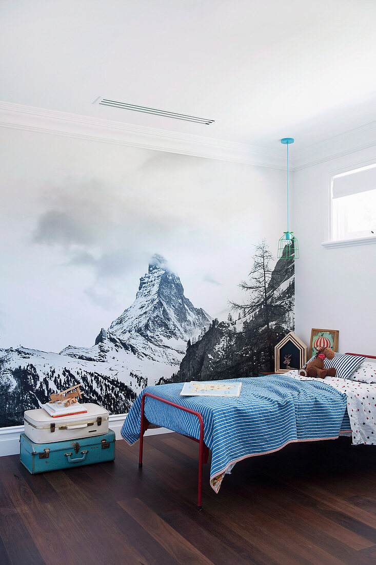 Wall mural with landscape motif in the simple children's room