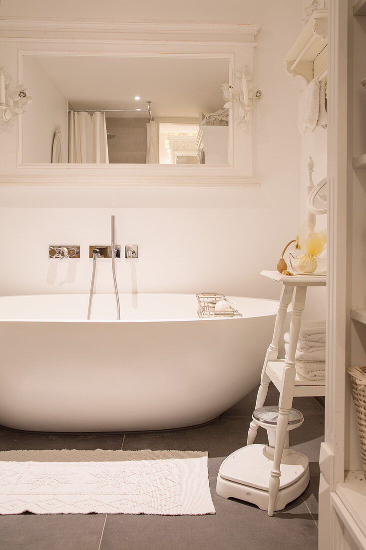 Moderne ovale Badewanne im nostalgischen Bad in Weiß
