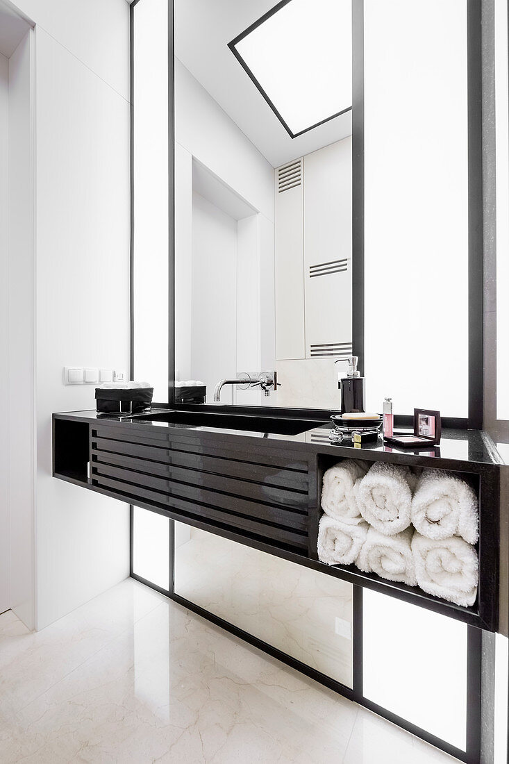 Elegantes Badezimmer mit Waschtisch und Marmorboden