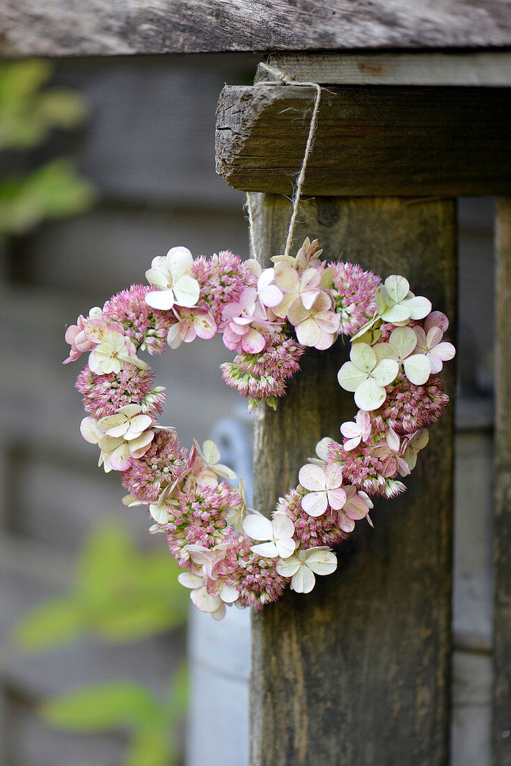 Herzförmiger Kranz aus Blüten von Fetthenne und Hortensie