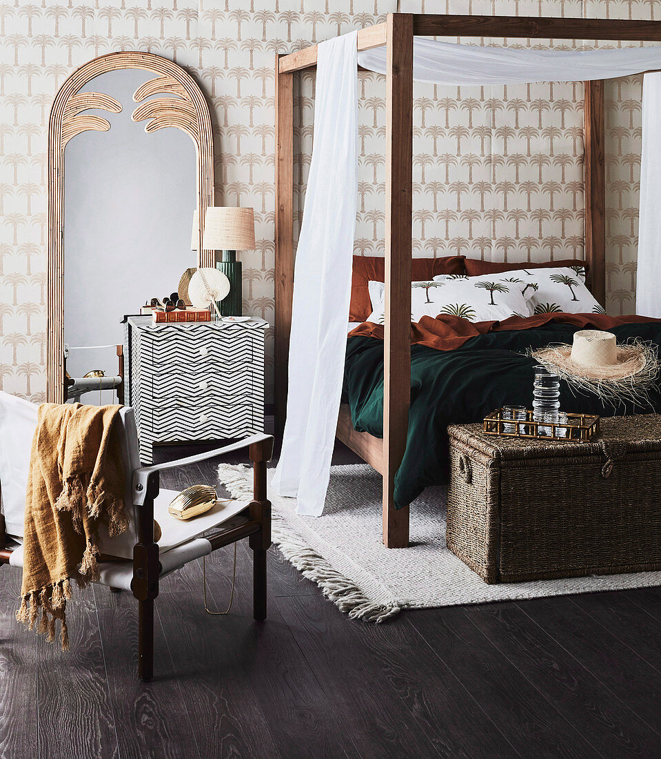 Schlafzimmer im Urban Jungle Stil mit Himmelbett aus Holz und Palmenmotivtapete