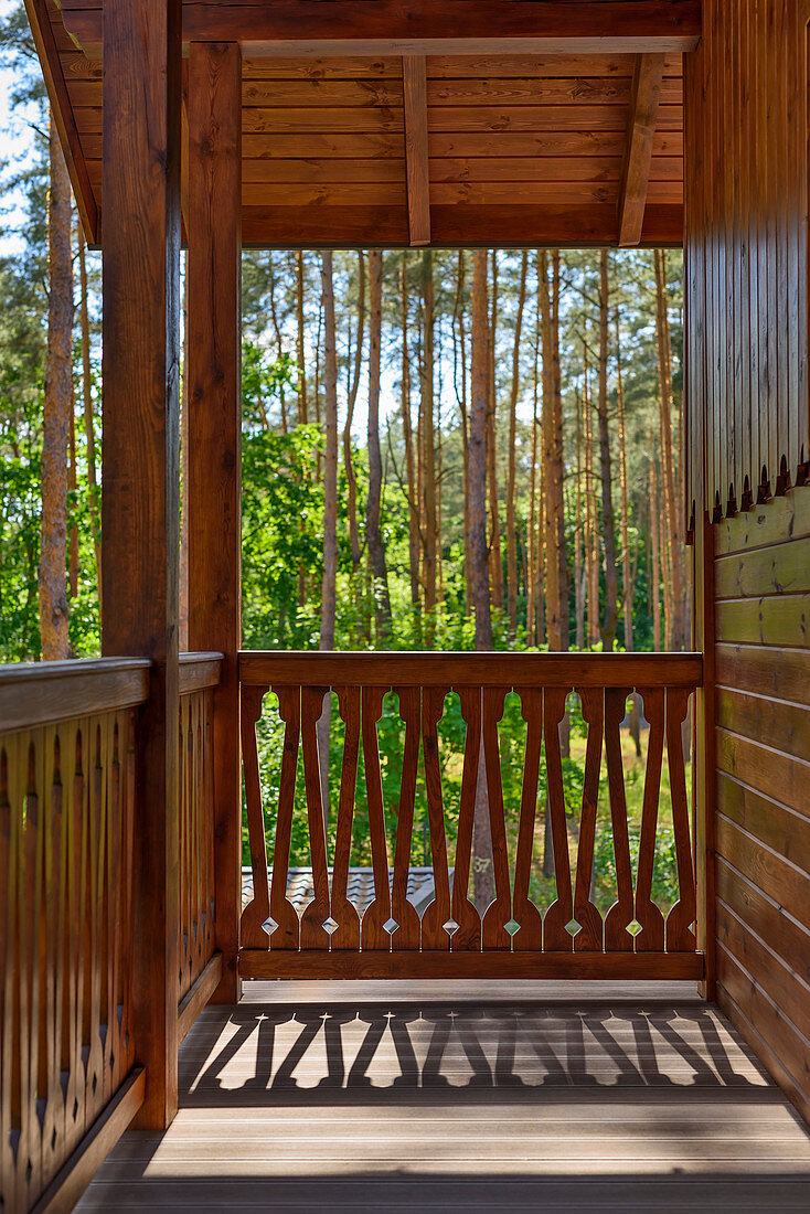 Balkon eines Landhauses mit Blick in den Kiefernwald