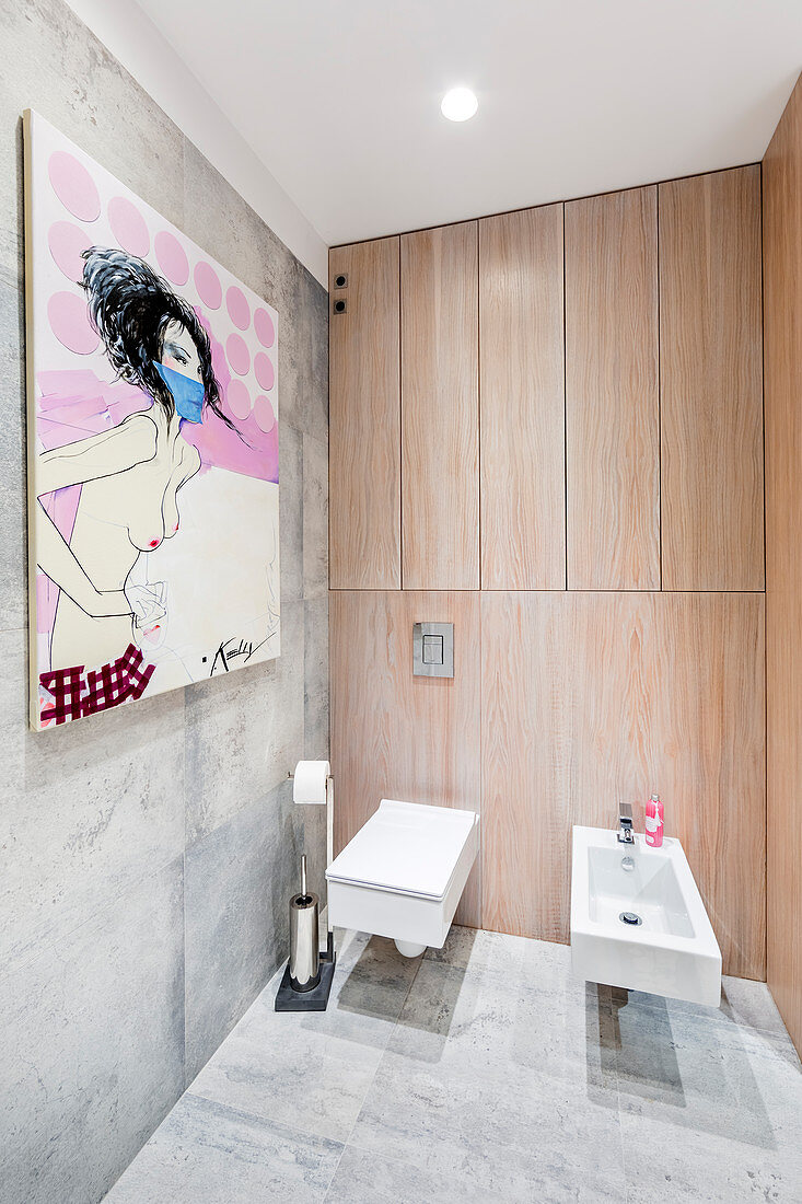 Modernes Gemälde im Bad mit eingebauten Wandschränken