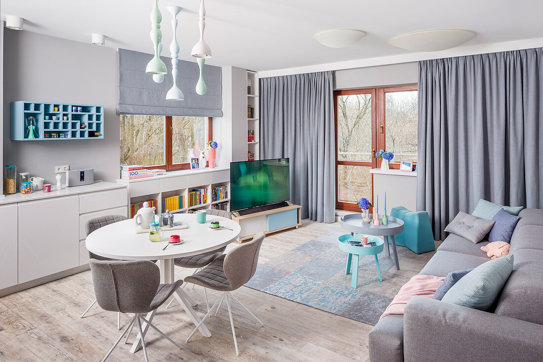 Moderner multifunktionaler Wohnraum in Grau und Blau