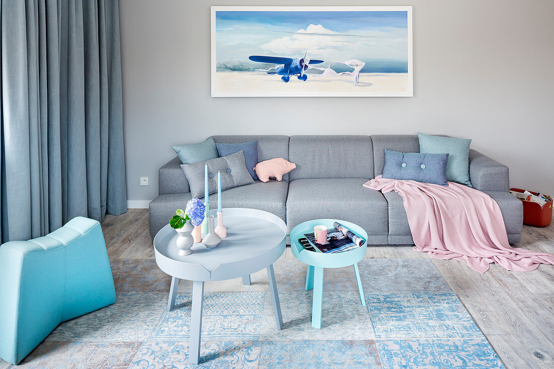Modernes Wohnzimmer in Blau, Grau und Rosa