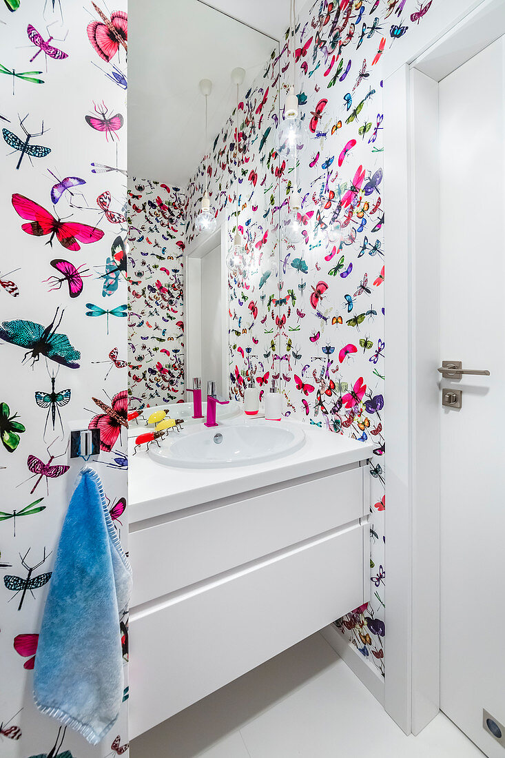 Wallpaper with pattern of butterflies an other insects in modern bathroom