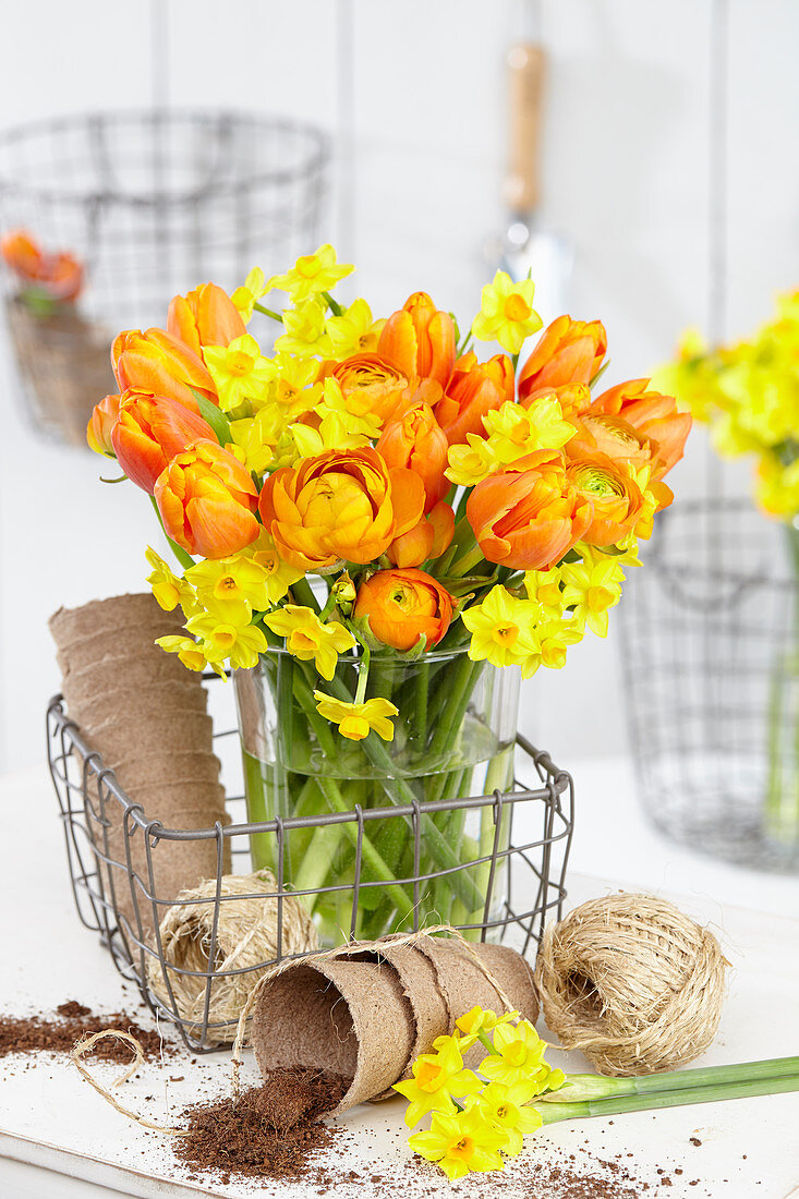 Gelb-orangefarbener Frühlingsstrauß mit Tulpen und Narzissen