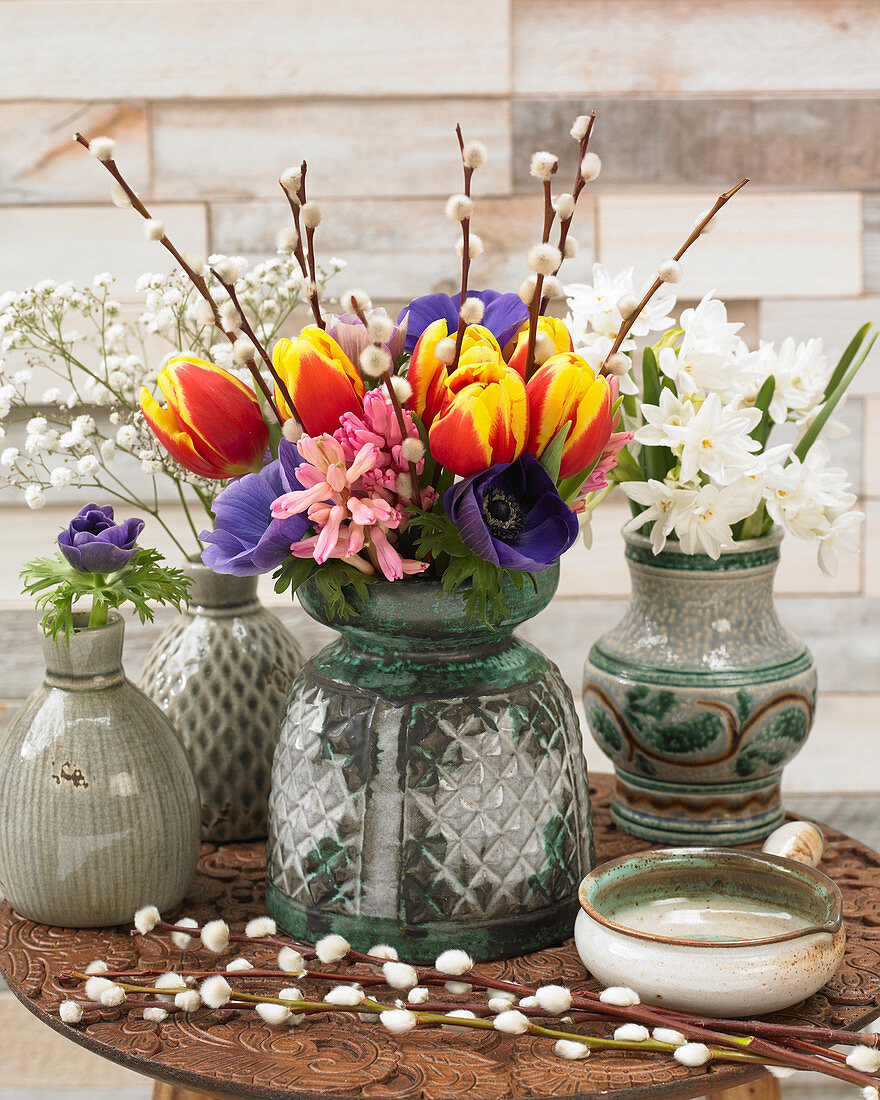Bunter Frühlingsstrauß aus Tulpen, Anemonen, Hyazinthe und Weidenkätzchen