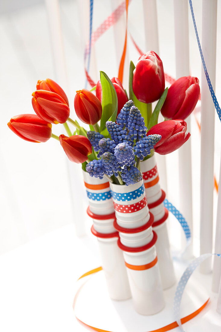 Party-Dekoration aus Tulpen und Traubenhyazinthen