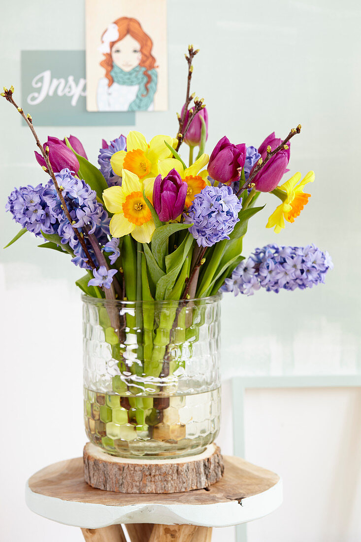 Frühlingsstrauß mit Hyazinthen, Tulpen und Narzissen
