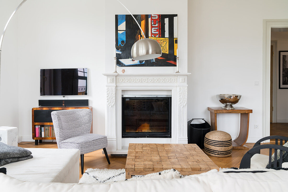 Weißes Recamiere-Sofa mit Coffeetable am Kamin in Wohnzimmer einer Altbauwohnung