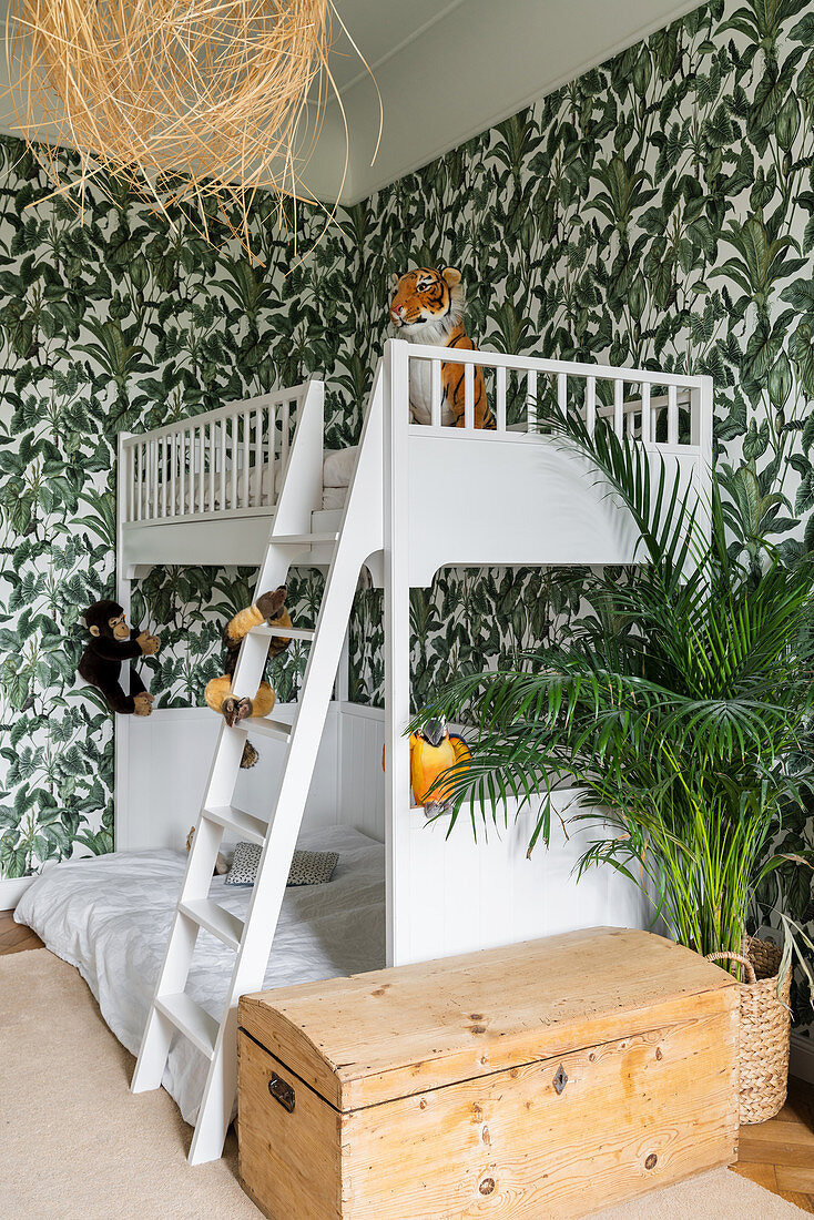 Weißes Etagenbett in Kinderzimmer mit Dschungelmotivtapete