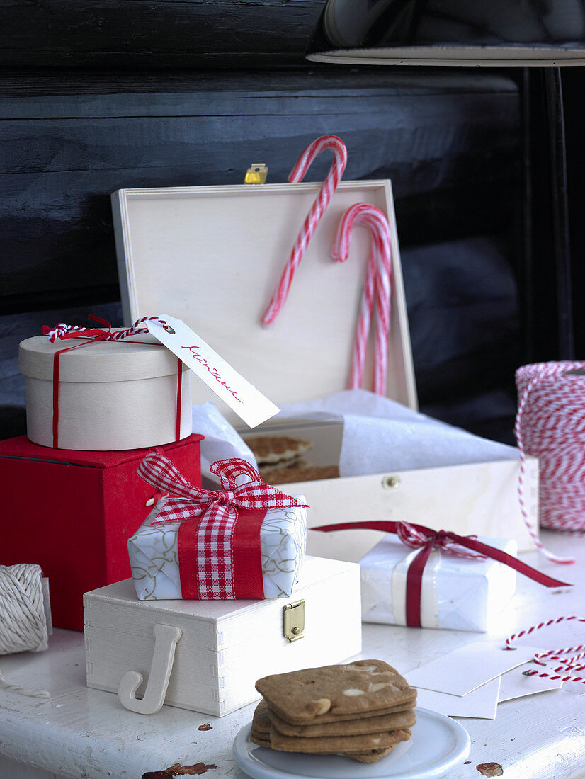 Rot-Weiß verpackte Weihnachtsgeschenke