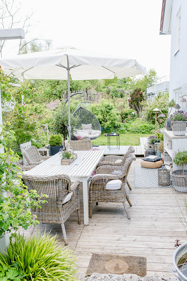 Terrasse mit Möbeln, Outdoorteppichen, Hängesessel und Deko