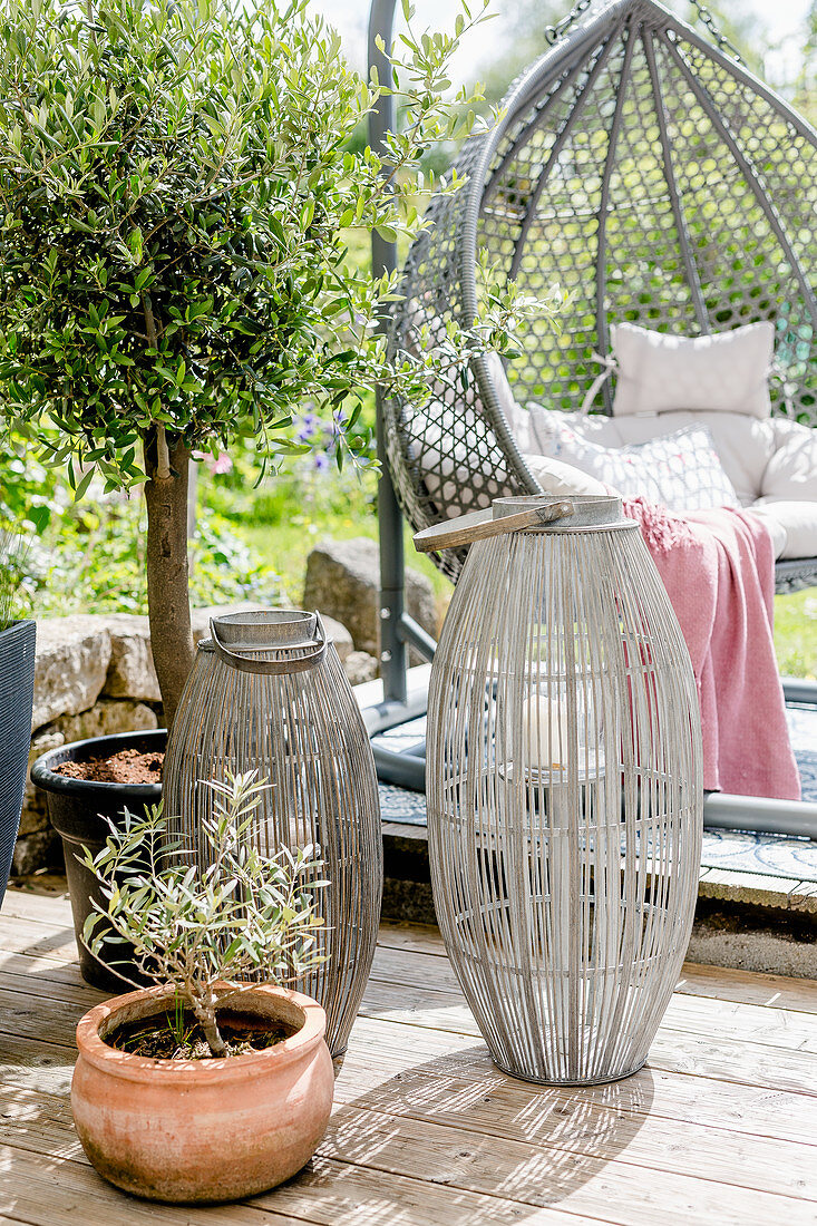 Terrasse mit Windlichtern, Olivenbaum und Hängesessel