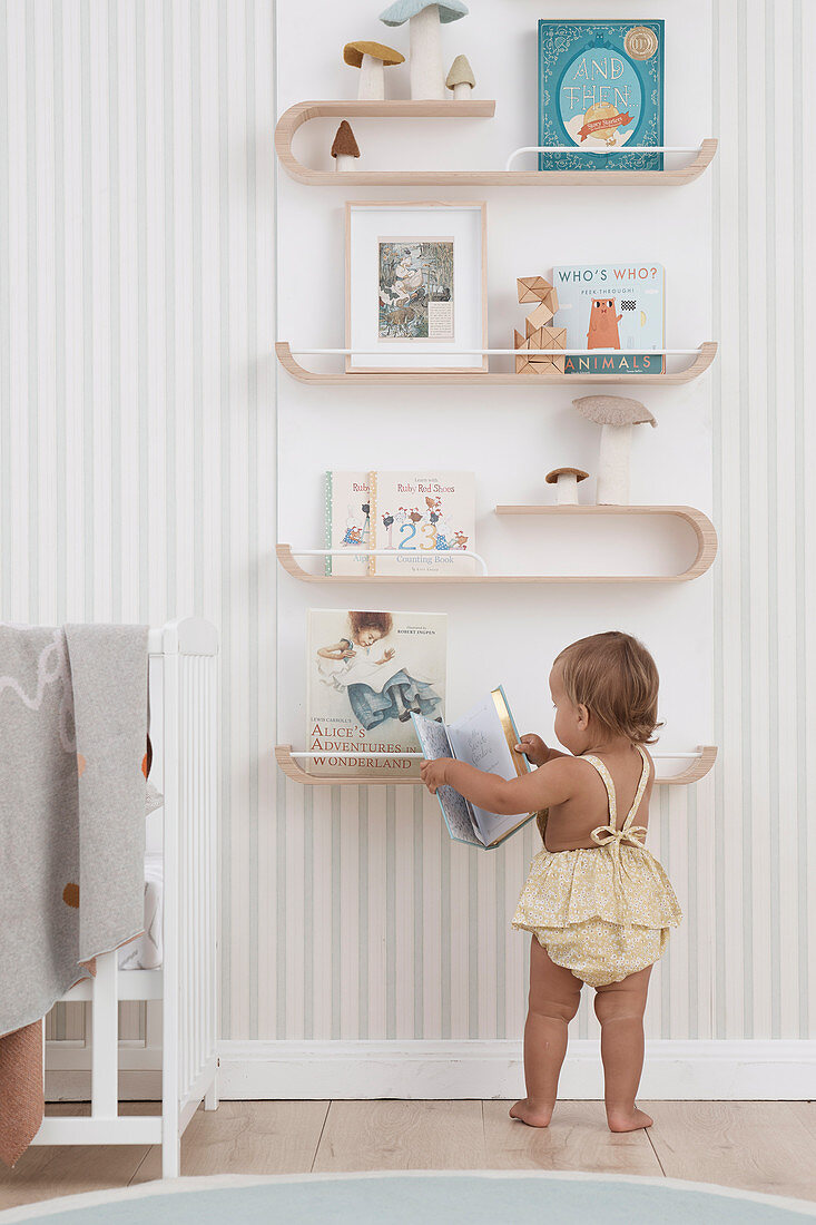 Geschwungenes Holzregal für Bilder und Bücher in Kinderzimmer