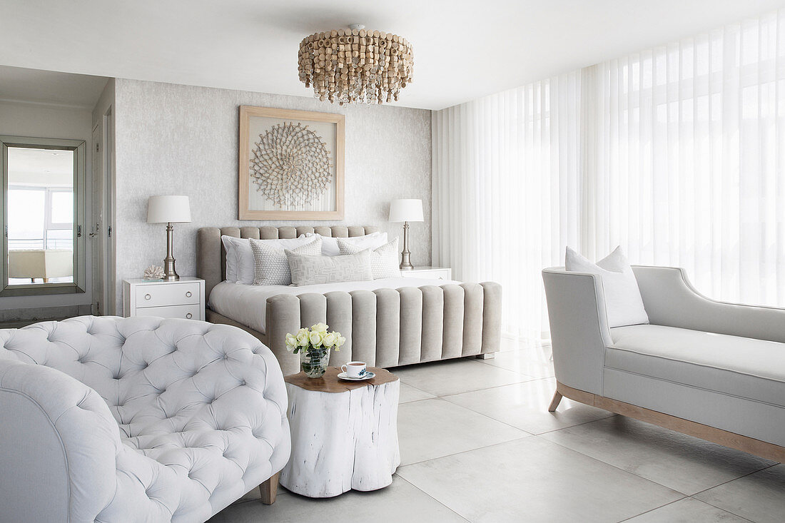 Luxuriöses Schlafzimmer in Weiß und Hellgrau mit Polstermöbeln