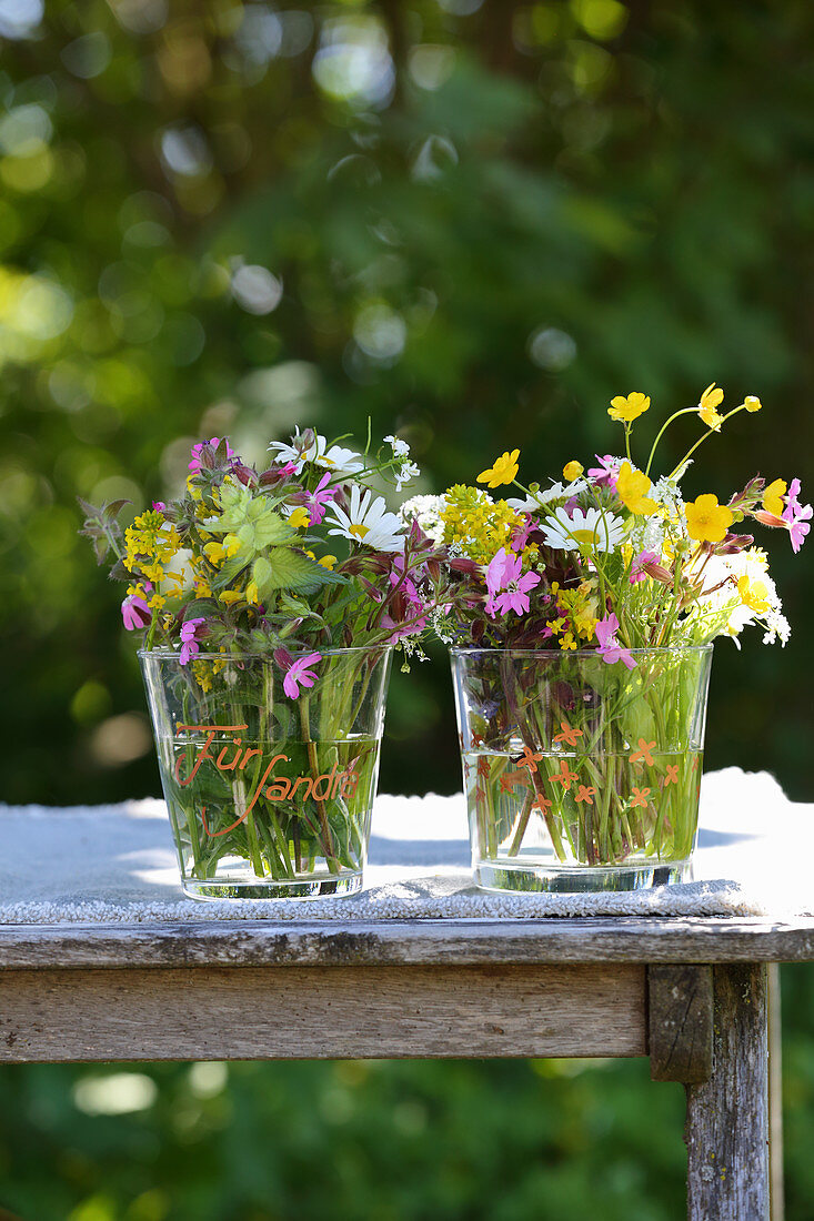Mit Lackstiften dekorierte Glasgefäße für Wildblumensträußchen