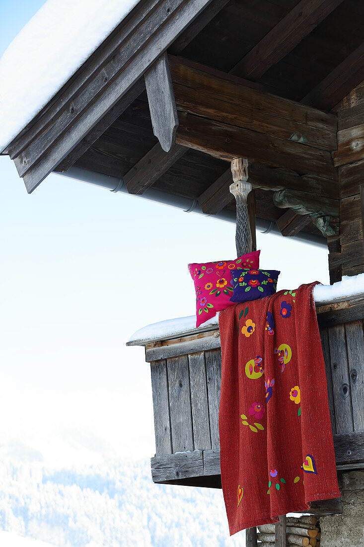 Kissen und Decke folkloristisch dekoriert mit verschiedenen Filzmotiven