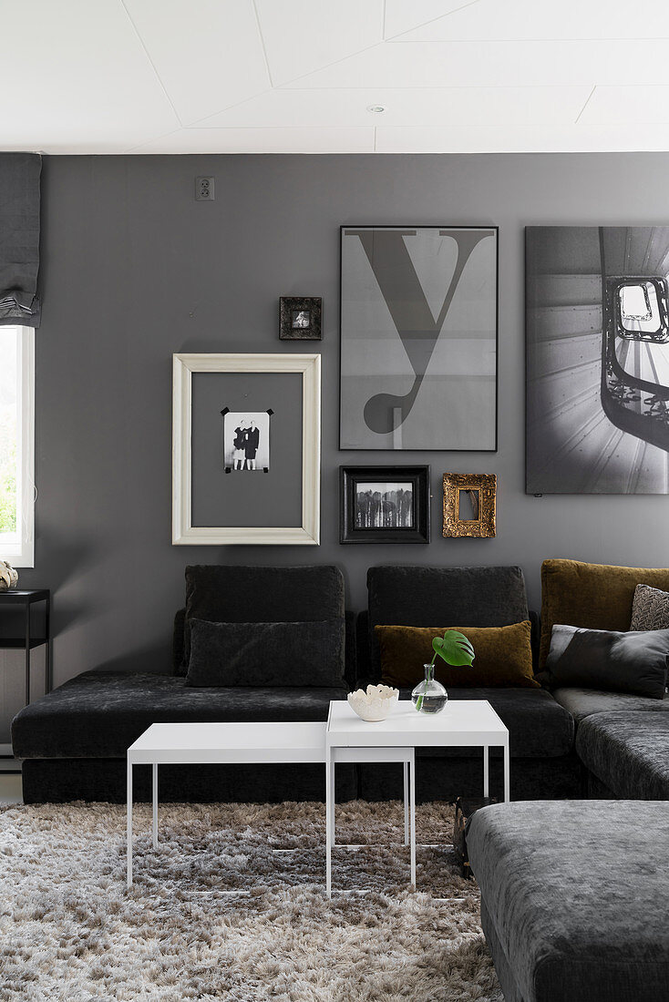 Wohnzimmer in Grau mit Sofalandschaft, Hochflorteppich und Bilderwand