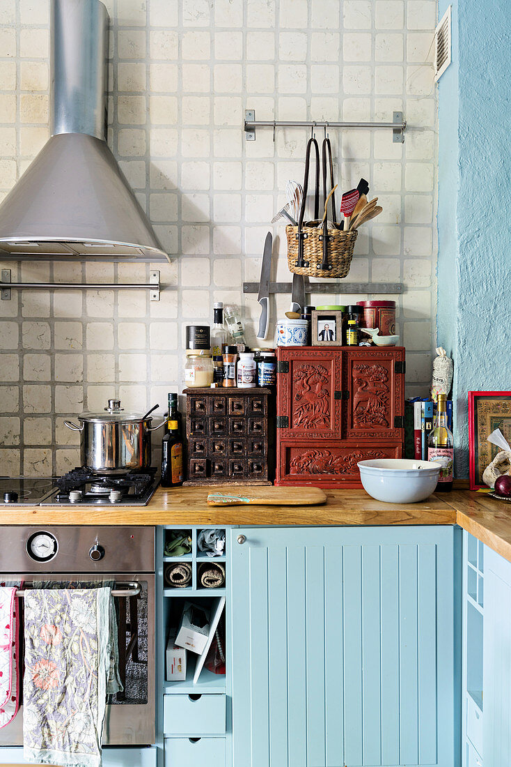 Küche im Boho-Stil mit Holzarbeitsplatten und hellblauen Schränken