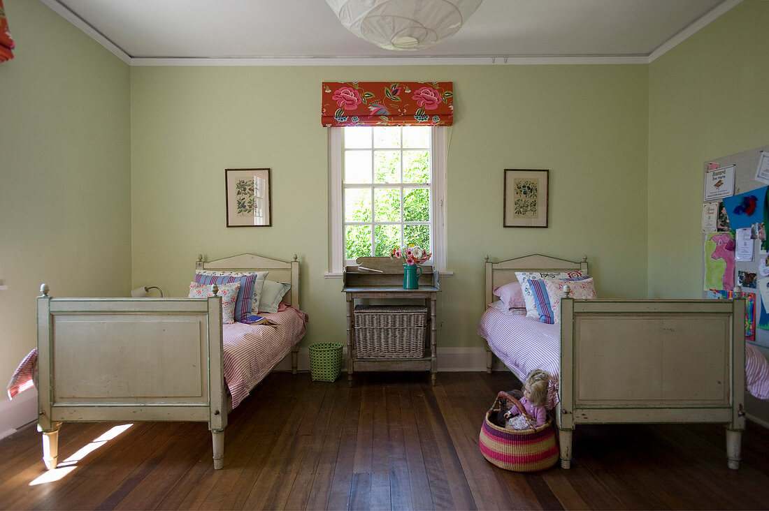 Zwei alte Betten im schlichten Kinderzimmer
