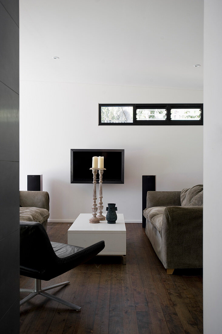 Blick ins moderne Wohnzimmer in Schwarz, Weiß und Braun