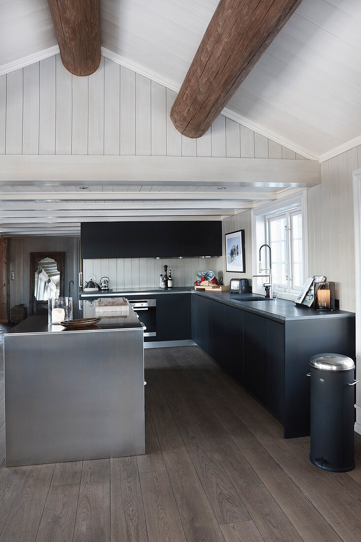 Moderne offene Küche im rustikalen Holzhaus mit offenem Dach