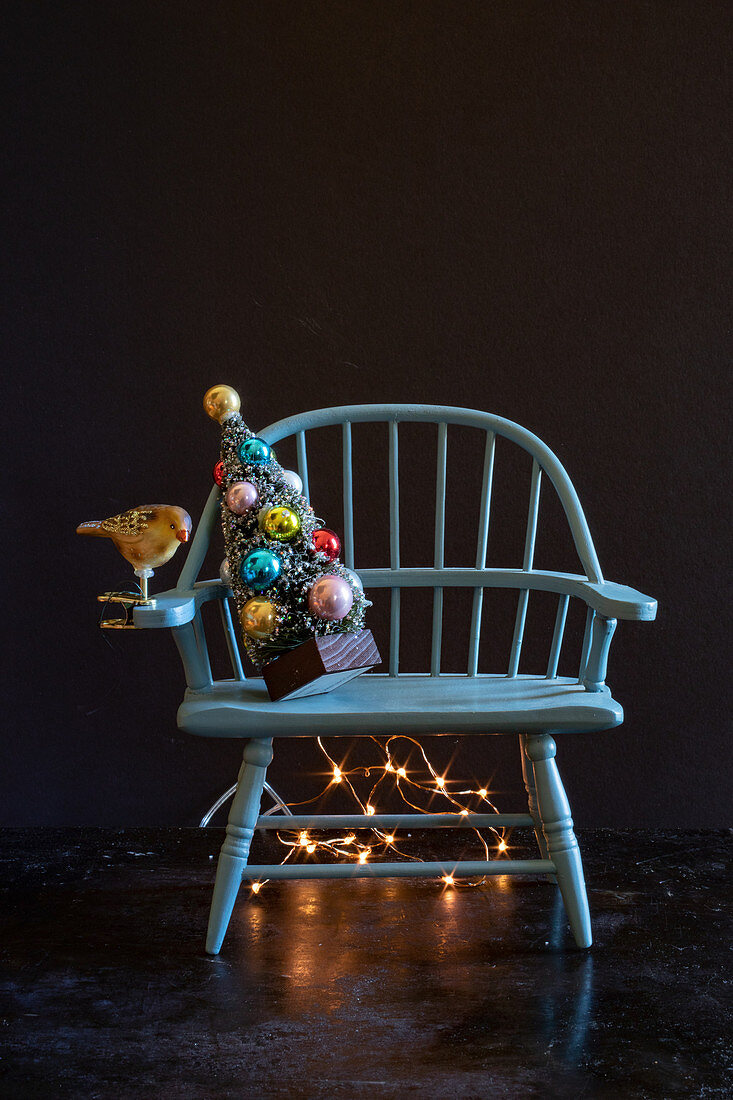 Stuhl mit Weihnachtsbaum