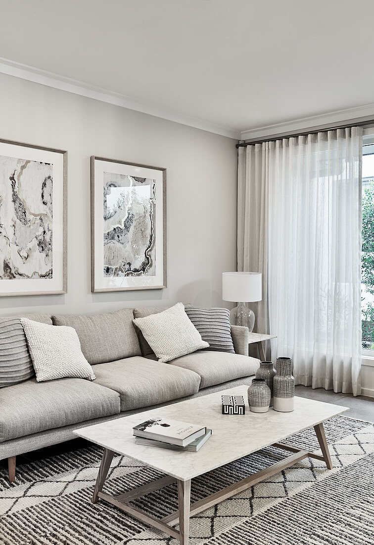 modernes wohnzimmer in grau und weiß – bild kaufen – 12672178