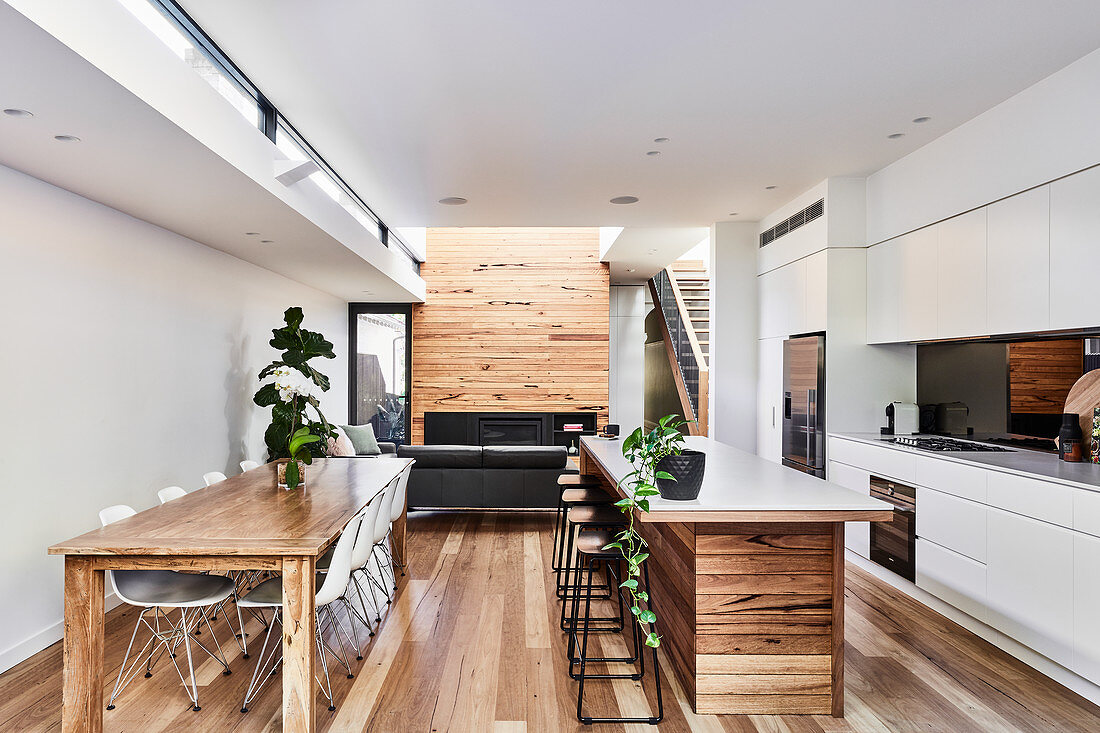 Langer multifunktionaler Wohnraum mit moderner offener Küche