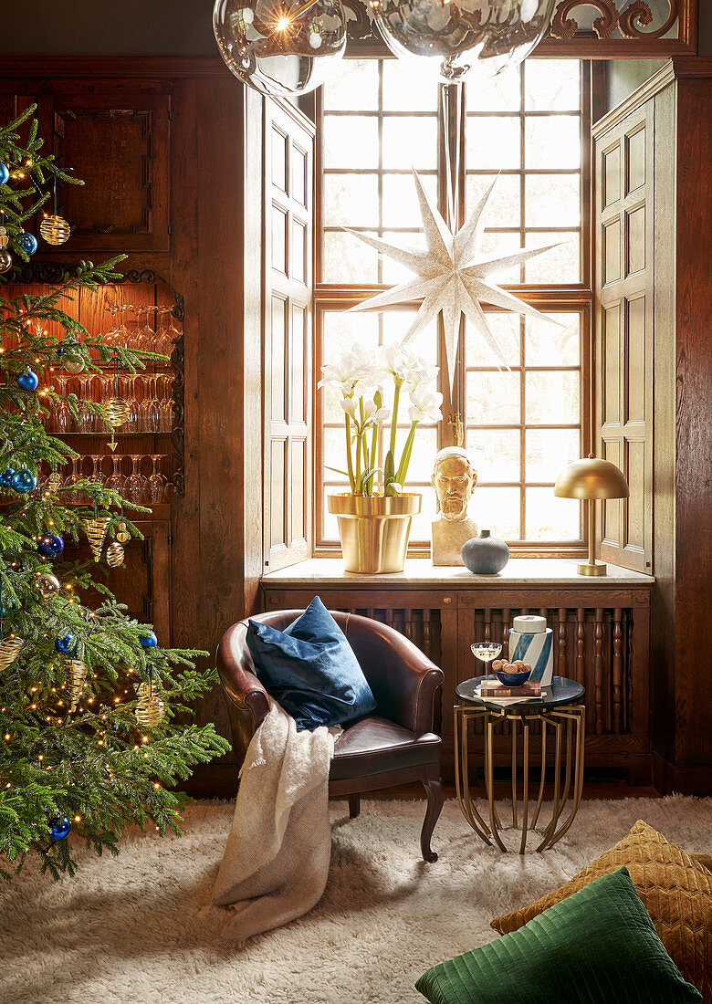 Sitzplatz vor weihnachtlich dekoriertem Fenster
