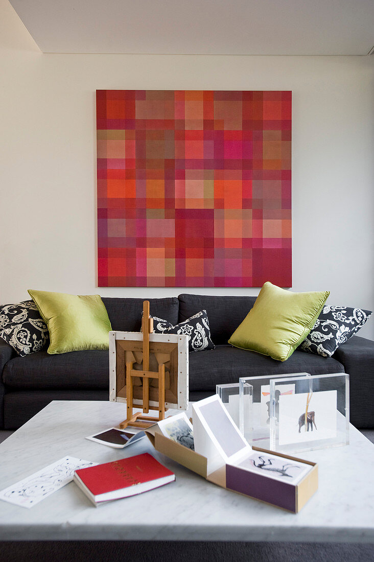 Bild mit Pixeln in Rottönen überm Sofa