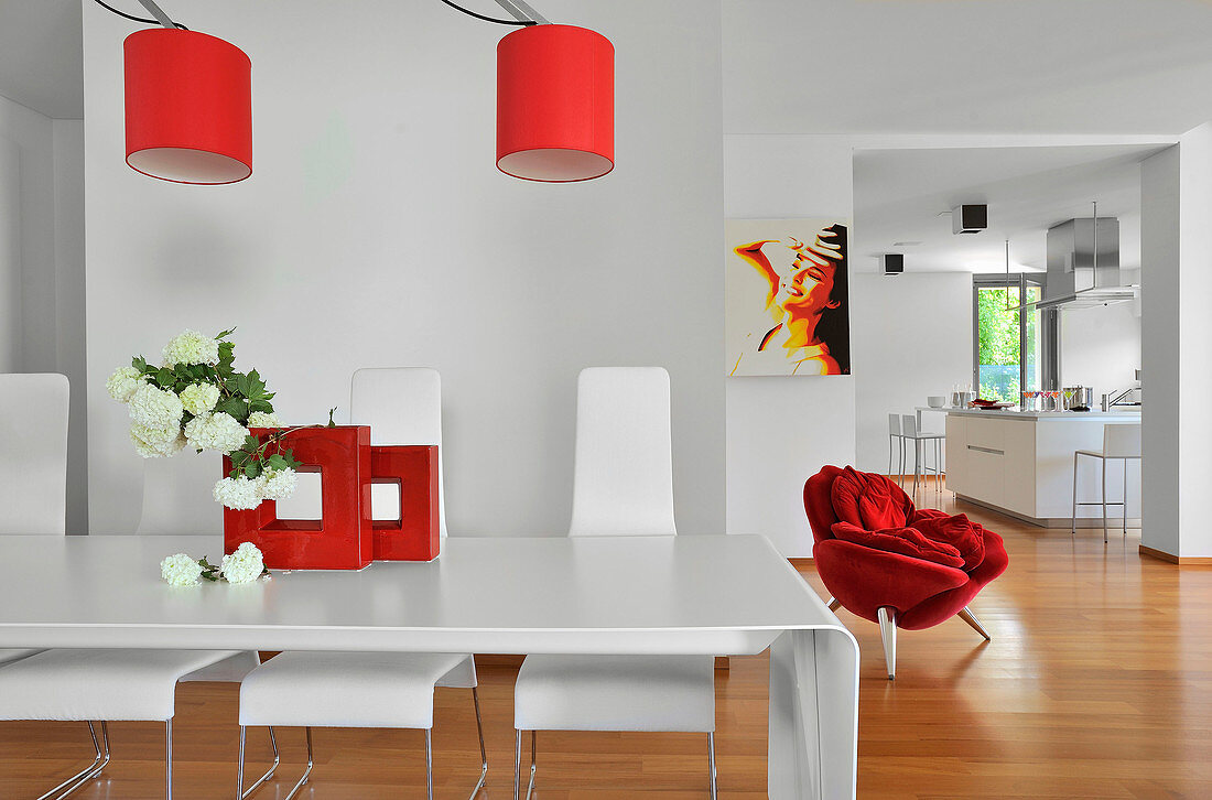 Rote Farbakzente im modernen Esszimmer und offenen Wohnraum