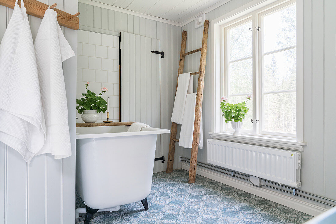 Nostalgisches Badezimmer im skandinavischen Landhausstil mit freistehender Badewanne