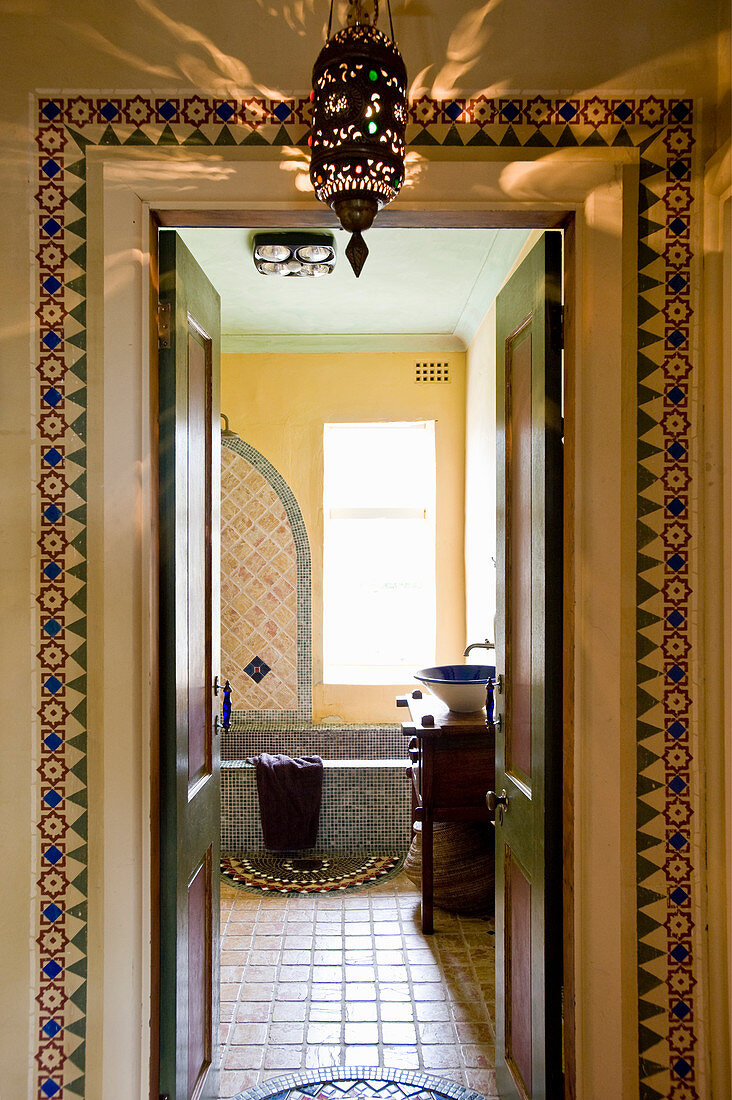 Blick ins orientalische Badezimmer mit Waschtisch und Badewanne