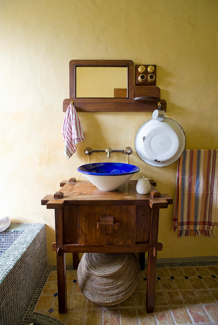 Waschschüssel auf rustikalem Holztisch im Bad