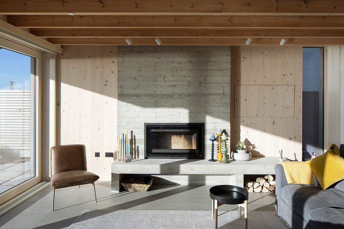 Sonnenlicht im modernen Wohnzimmer mit Kamin aus Beton